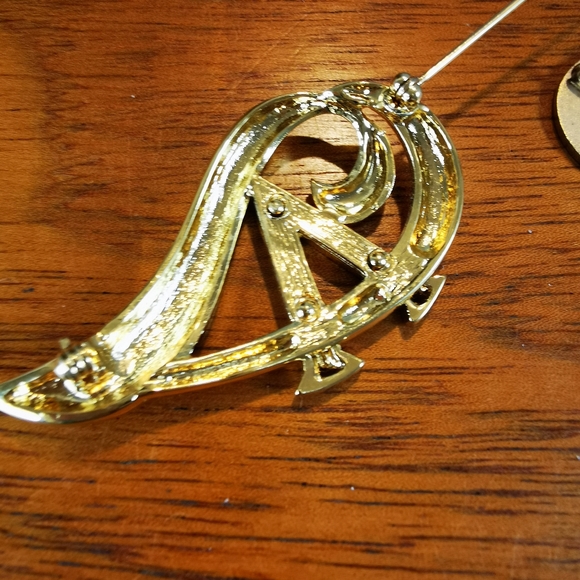 Pair of Vintage Avon President's Club Pins 1983 and '96-'97 - Picture 10 of 11